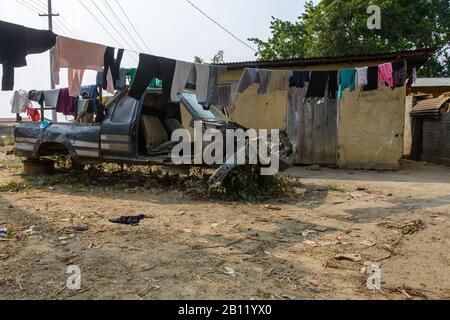 Loque de voiture devant une hutte, République démocratique du Congo, Afrique Banque D'Images