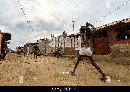 Vivant à Bairro Rangel, museq, taudis de Luanda, Angola, Afrique Banque D'Images