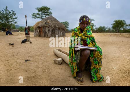 Filles, groupes tribaux autochtones dans la province de Cunene, Angola, Afrique Banque D'Images