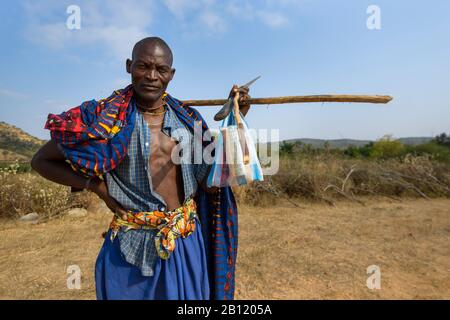 Homme, groupe tribal autochtone de la province de Cunene, Angola, Afrique Banque D'Images