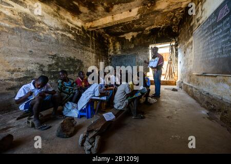 Une école rurale dans un bâtiment ruiné dans le sud de l'Angola, en Afrique Banque D'Images