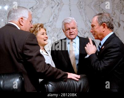 Washington, D.C. - le 21 mars 2007 -- Michael R. Bloomberg, maire de la ville de New York, New York, témoigne devant le Comité sénatorial de la santé, de l'éducation, du travail et des pensions des États-Unis pour une audience intitulée «les répercussions À long Terme sur la santé à partir du 11 septembre : Un examen des Efforts de traitement, de diagnostic et de suivi à Washington, D.C., le mercredi 21 mars 2007..Credit: Ron Sachs / CNP | usage dans le monde entier Banque D'Images