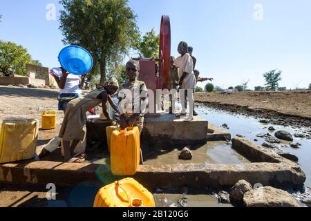 Enfants du peuple Mudimba de la province de Cunene dans le sud de l'Angola, en Afrique Banque D'Images