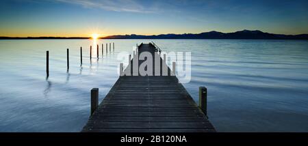 Lever du soleil au lac Chiemsee, palier et Alpes de Chiemgau, Bavière, Allemagne Banque D'Images