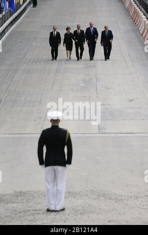 New York, NY - 10 septembre 2006 -- le président des États-Unis George W. Bush et la première dame Laura Bush ont assisté à une cérémonie de solem à la base de Ground Zero pour marquer les cinq ans d'anniversaire des attentats terroristes. Le président et la première dame ont déposé une couronne dans une petite piscine cérémonielle. Le maire de New York, Michael Bloomberg, le gouverneur de New York, George Pataki, et l'ancien maire de New York, Rudy Giuliani.Credit: Gary Fabiano - Pool via CNP | usage dans le monde entier Banque D'Images