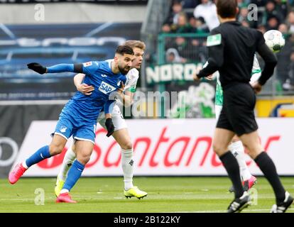 Monchengladbach, Allemagne . 22 Févr. 2020.Monchengladbach, Allemagne . 22 févr. 2020.Bundesliga, 23ème jour de jumelage, Borussia Mönchengladbach - TSG Hoffenheim à Borussia-Park. Matthias Ginter de Mönchengladbach (2ème à gauche) et Munas Dabbur de Hoffenheim (à gauche) se battent pour le ballon. Photo: Roland Weihrauch/dpa - NOTE IMPORTANTE: Conformément à la réglementation de la DFL Deutsche Fußball Liga et du DFB Deutscher Fußball-Bund, il est interdit d'exploiter ou d'exploiter dans le stade et/ou du jeu des photos prises sous forme d'images de séquence et/ou vi crédit: dpa image allianc Banque D'Images