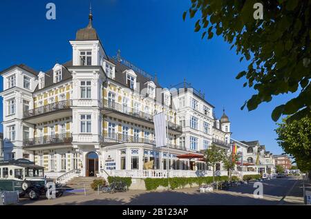 Promenade De Plage Avec Hotel Ahlbecker Hof, Ostseebad Ahlbeck, Usedom Island, Mecklembourg-Poméranie-Occidentale, Allemagne Banque D'Images