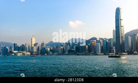 Hong Kong - 11 Janvier 2020 : Hong Kong Skyline Et Victoria Harbour Banque D'Images