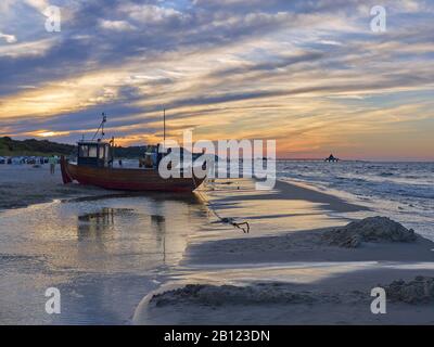 Bateau de pêche sur la plage, Ostseebad Ahlbeck, Usedom, Mecklembourg-Poméranie-Occidentale, Allemagne Banque D'Images