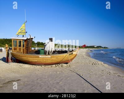 Bateau de pêche sur la plage, Ostseebad Ahlbeck, Usedom, Mecklembourg-Poméranie-Occidentale, Allemagne Banque D'Images