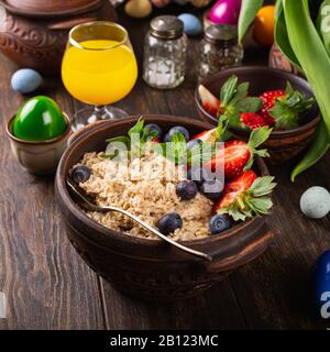 Granola de flocons d'avoine maison avec baies Banque D'Images