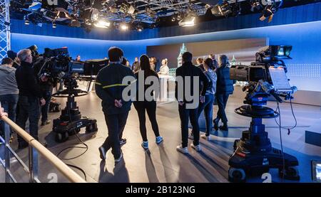 Hambourg, Allemagne. 22 février 2020. Les employés d'un studio de vote de télévision dans les salles d'exposition de Hambourg se préparent à couvrir le jour des élections de demain pour les élections d'État de 2020. Crédit: Markus Scholz/Dpa/Alay Live News Banque D'Images