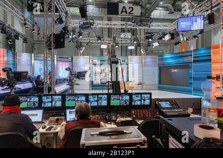 Hambourg, Allemagne. 22 février 2020. Le studio d'élection de ZDF TV, dont les résultats de l'élection d'État de 2020 seront communiqués demain, est situé dans une salle de la Messe de Hambourg. Crédit: Markus Scholz/Dpa/Alay Live News Banque D'Images