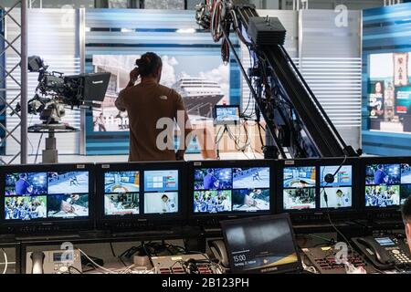 Hambourg, Allemagne. 22 février 2020. Un membre du personnel se tient dans un studio de vote à la télévision dans les salles d'exposition de Hambourg, à partir duquel les résultats des élections d'État de 2020 seront rapportés le jour des élections de demain. Crédit: Markus Scholz/Dpa/Alay Live News Banque D'Images