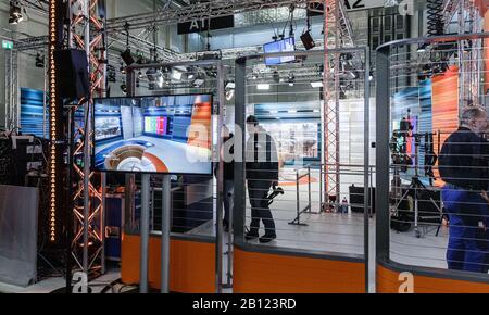 Hambourg, Allemagne. 22 février 2020. Le studio d'élection de ZDF TV, dont les résultats de l'élection d'État de 2020 seront communiqués demain, est situé dans une salle de la Messe de Hambourg. Crédit: Markus Scholz/Dpa/Alay Live News Banque D'Images