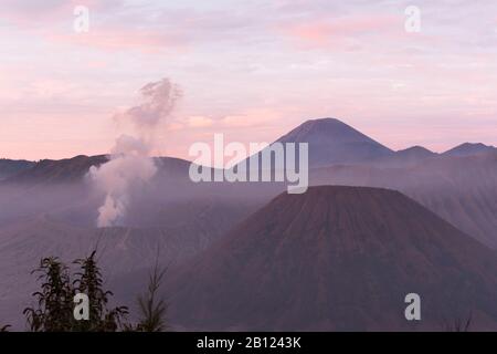 Lever du soleil devant la montagne de Bromo, Indonésie Banque D'Images