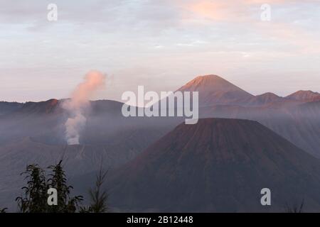 Lever du soleil devant la montagne de Bromo, Indonésie Banque D'Images