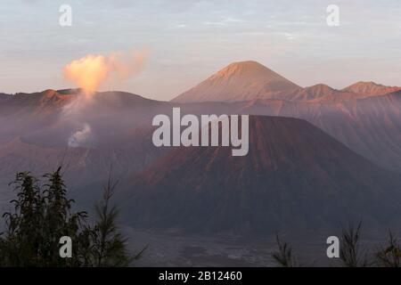 Lever du soleil devant la montagne de Bromo, Indonésie Banque D'Images