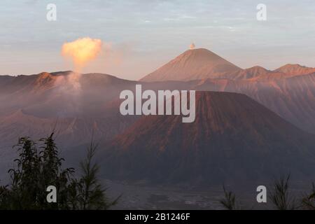 Lever du soleil devant la montagne de Bromo, Indonésie Banque D'Images