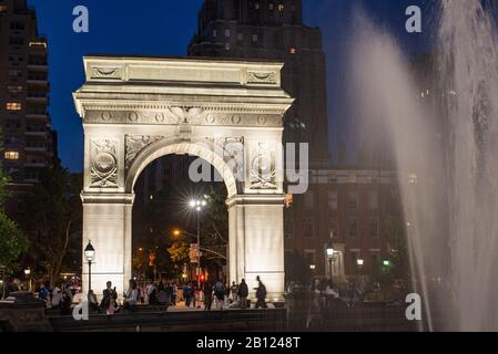New York City - 20 mai 2016 : vue sur Washington Square Park à New York City la nuit Banque D'Images