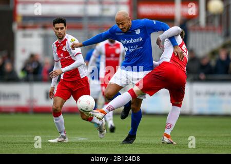 Spakenburg, Pays-Bas. 22 février 2020. Spakenburg, 22-02-2020, Sportpark de Westmaat, Tweede Divisie, IJsselmeervogels - GVV, saison 2019/2020, L-R GVV Player Berry Powel pendant le match IJsselmeervogels - GVV Credit: Pro Shots/Alay Live News Banque D'Images