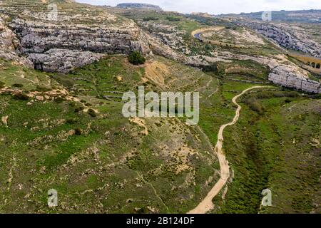 Vue aérienne sur la côte rocheuse et la mer. Trou bleu et fenêtre d'Azur écroulée dans la baie de Dwejra, Gozo, Malte Banque D'Images