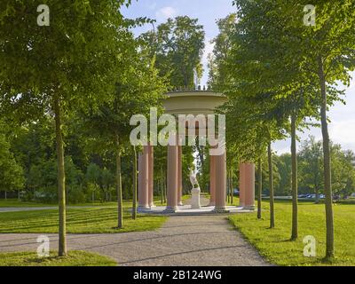 Ascenseur temple dans le parc du château de Neustrelitz, Mecklembourg-Poméranie occidentale, Allemagne Banque D'Images