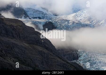 Vue spectaculaire sur un hélicoptère touristique au-dessus du glacier Berg dans le parc provincial du Mont Robson, Colombie-Britannique, Canada Banque D'Images