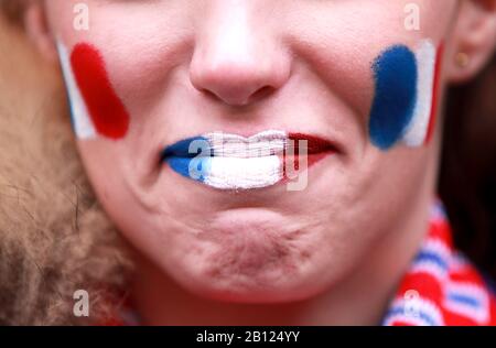 Près d'un fan de France se composent de peinture avant le match Guinness Six Nations au Principauté Stadium de Cardiff. Banque D'Images
