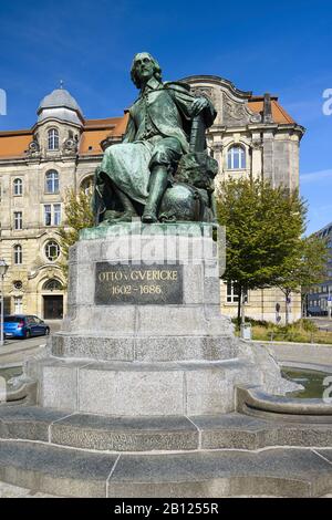 Otto von Guéricke mémorial devant l'Hôtel de ville de Magdeburg, Saxe-Anhalt, Allemagne Banque D'Images