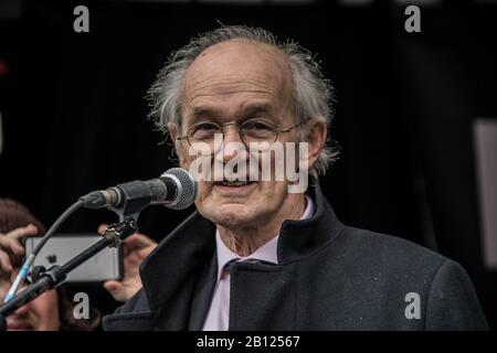 Londres, Royaume-Uni. 22 Février 2020. John Shipton, le père de Julian Assange s’adresse au rallye. Les manifestants se sont rassemblés dans le centre de Londres pour s'opposer à l'extradition de Julian Assange vers les États-Unis. L'événement organisé par La campagne Ne Pas Extrader Assange a lieu avant un procès à partir de lundi qui pourrait voir le fondateur de Wikileaks faire face à une peine de vie aux États-Unis. David Rowe/Alay Live News. Banque D'Images