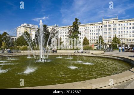 Ulrichplatz avec des bâtiments dans le style architectural du classicisme socialiste, Magdeburg, Saxe-Anhalt, Allemagne Banque D'Images