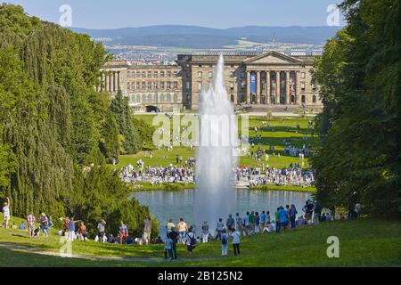 La grande fontaine de l'eau se trouve dans le parc de montagne Wilhelmshöhe avec château, Kassel, Hesse, Allemagne Banque D'Images