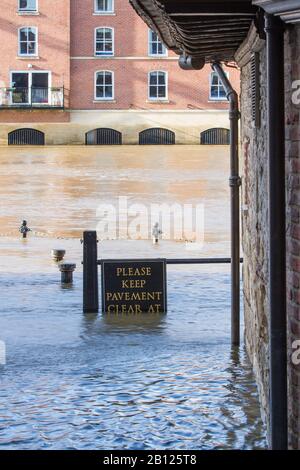 YORK, YORKSHIRE, ROYAUME-UNI - 22 FÉVRIER 2020. Une vue sur le paysage des rues inondées de York après que la rivière Ouse ait fait éclater ses rives Banque D'Images