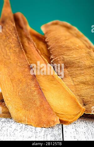 Tranches de melon séché. Chips de melon sur une table en bois blanc Banque D'Images