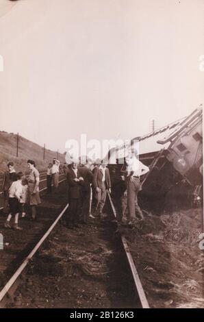 Photo noir et blanc vintage du train de locomotives à vapeur - 14.50 Euston au Manchester 29 mai 1947. Découpe Denbigh Hall 48 Mp. Accident sur la voie ? Banque D'Images