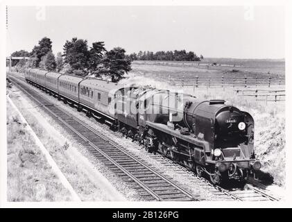 Photo noir et blanc vintage du train de locomotives à vapeur - S.R Reconstruit West Country Class 4-6-2 34016 Bodmin sur le Waterloo - Bournemouth Express 1961. Banque D'Images