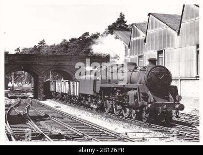 Photo noir et blanc vintage du train de locomotives à vapeur - B.R. Classe standard 5 MT 4-6-0 73015 pour un fret en hausse passant par Bournemouth Central juillet 1960. Banque D'Images