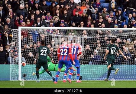 Patrick van Aanholt (pas sur l'image) de Crystal Palace marque le premier but du jeu lors du match de la Premier League à Selhurst Park, Londres. Banque D'Images