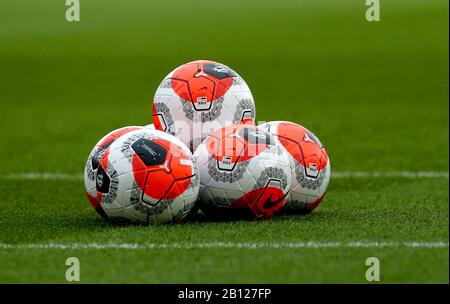 Vue générale du nouveau ballon de match Nike Tunnel Vision Merlin sur le terrain avant le match de la Premier League à St Mary's Southampton. Banque D'Images