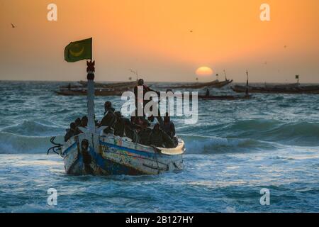 Pêcheurs, pédalos, bateaux du célèbre marché aux poissons de Nouakchott Banque D'Images