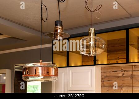 Un intérieur moderne d'un restaurant avec lampes en verre et différentes combinaisons de abat-jour. Banque D'Images