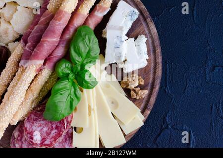 Planche en bois plein d'entrées, de méditerranée ou antipasti tapas. Style Italien assortis Set de cuisine banquet. De délicieux en-cas sur partie. Planche à découper w Banque D'Images