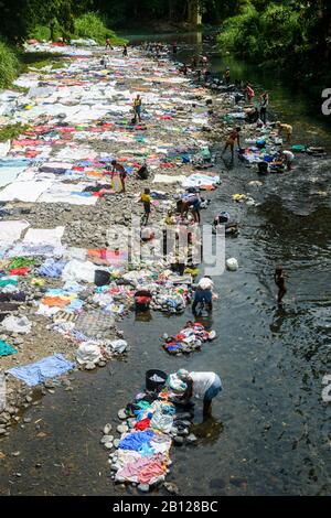 Lavage de vêtements dans les rivières de l'île de Sao Tomé, Sao Tomé e Príncipe Banque D'Images