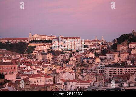 Vue de São Pedro de Alcântara point de vue sur Baixa à Mouraria Graca, Alfama et Eglise Igreja da Graça. Derrière se trouvent des tours de l'église St Vicente. Banque D'Images