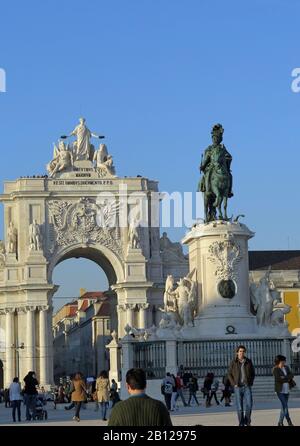 La grande Praça do Comércio, historiquement la porte maritime de Lisbonne conduit par Arco Triunfon da Rua Augusta (Arc de Triomphe) à la ville. Banque D'Images