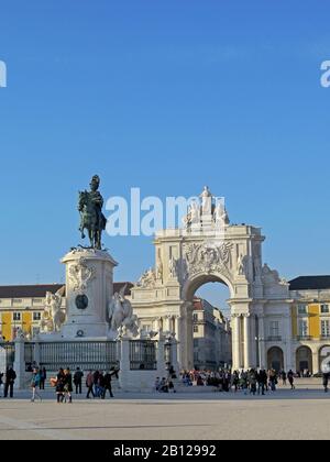 La grande Praça do Comércio, historiquement la porte maritime de Lisbonne conduit par Arco Triunfon da Rua Augusta (Arc de Triomphe) à la ville. Banque D'Images
