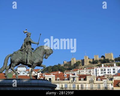 Rossio est une place animée avec des restaurants, des cafés, des gares ferroviaire, de métro et de bus. Banque D'Images