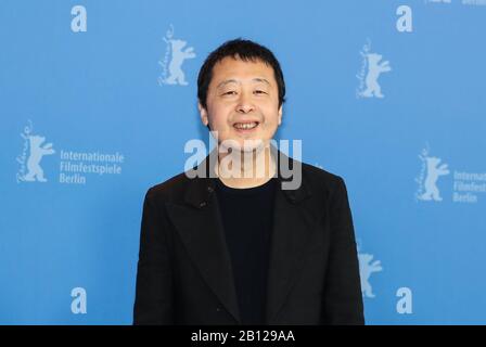 Berlin, Allemagne. 22 février 2020. Jia Zhangke, réalisateur et scénariste du film "Swiming Out Till the Sea Shouts Blue", assiste à un photocrate lors du 70ème Festival International du Film de Berlin à Berlin, capitale de l'Allemagne, 22 février 2020. Crédit: Shan Yuqi/Xinhua/Alay Live News Banque D'Images