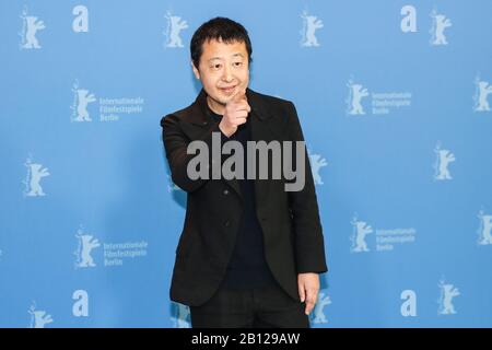 Berlin, Allemagne. 22 février 2020. Jia Zhangke, réalisateur et scénariste du film "Swiming Out Till the Sea Shouts Blue", assiste à un photocrate lors du 70ème Festival International du Film de Berlin à Berlin, capitale de l'Allemagne, 22 février 2020. Crédit: Shan Yuqi/Xinhua/Alay Live News Banque D'Images